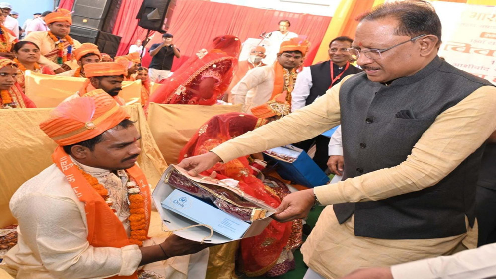 रायपुर : मुख्यमंत्री विष्णुदेव साय ने दिव्यांगजनों के सामूहिक विवाह समारोह में नवविवाहित जोड़ों को दिया आशीर्वाद