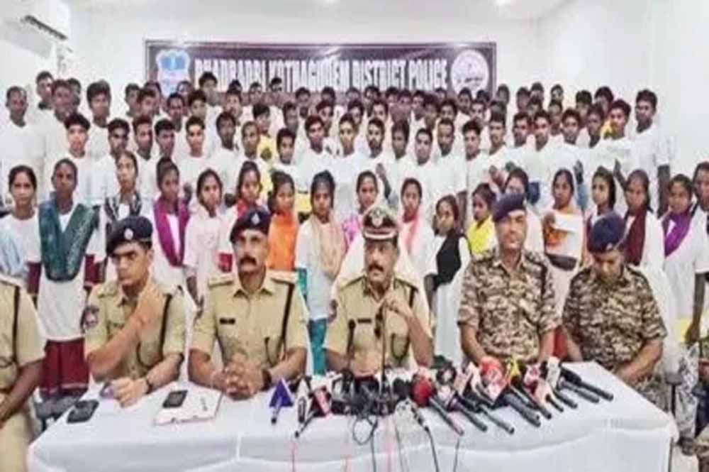 आईजी के समक्ष महिला-पुरुष समेत 86 नक्सलियों ने  किया आत्मसमर्पण
