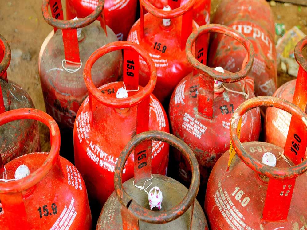 पेट्रोल-डीजल होंगे महंगे, सरकार ने बढ़ाई एक्साइज ड्यूटी, LPG गैस सिलेंडर के दाम में 50 रुपये की बढ़ोतरी