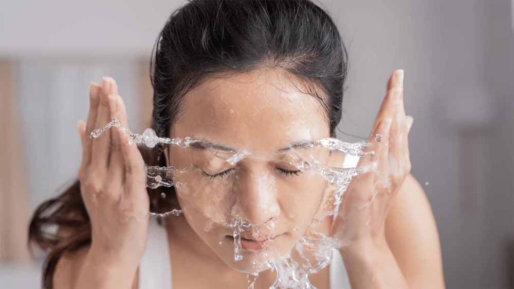 फेस वॉश करते हुए ना करें ये गलतियां