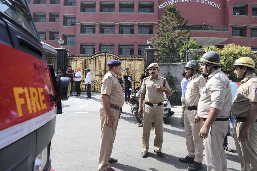 दिल्ली में हड़कंप: 9 स्कूलों को बम से उड़ाने की धमकी, बम स्क्वाड तैनात