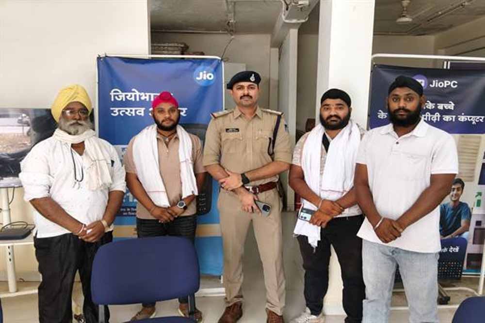 बंदूक छोड़ कलम और रोजगार थामेगा युवा